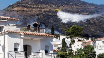Ισπανία: Πυρκαγιά κατακαίει φυσικό πάρκο στην Καταλονία, 350 άνθρωποι εγκατέλειψαν τις εστίες τους
