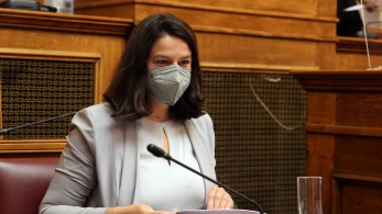 Βουλή: Η πληρωμένη απάντηση Κεραμέως σε Τσίπρα και Τσακαλώτο