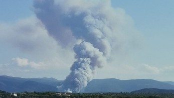 Mεγάλη πυρκαγιά στην Άνω Αλμυρή Κορινθίας – Μήνυμα του 112 για εκκένωση οικισμού (vid)