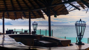 Μόνο εμβολιασμένοι και νοσήσαντες στα υπαίθρια κέντρα διασκέδασης