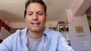 Γρ. Πετράκος: Ο ψεκασμένος “λοιμωξιολόγος” σε ρόλο έκπληξη!