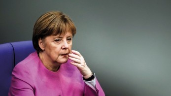 Γερμανία: Ο Zαν Κλοντ Γιουνκέρ αποκαλύπτει το λόγο του τρέμουλου της Μέρκελ