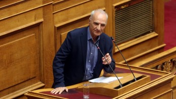 Κατακραυγή για το… χιούμορ Βαρεμένου: «Η εκκένωση στο Αφγανιστάν έγινε με 112 και έπεφταν οργανωμένα από τ’ αεροπλάνο»