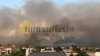 Φωτιά στη Βαρυμπόμπη: Εκκενώθηκε το Ολυμπιακό Χωριό – Νέα προειδοποίηση από το 112