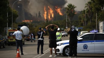 Εκκενώνεται η Άνω Βαρυμπόμπη: Κοντά σε σπίτια οι φλόγες