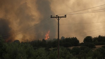 Φωτιά στη Βαρυμπόμπη: Αστυνομικός εγκλωβίστηκε στις φλόγες- Εκλεισε πάλι η Αθηνών -Λαμίας