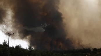 Κόβουν την ανάσα οι εικόνες από τη φωτιά στη Βαρυμπόμπη