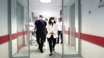 Στο ΚΑΤ η Σακελλαροπούλου: Ενημερώθηκε για τους τραυματίες δασοπυροσβέστες