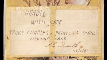 Βρετανία: Ένα κομμάτι τούρτας από τον γάμο του Καρόλου με την Νταϊάνα πουλήθηκε 2.620 ευρώ