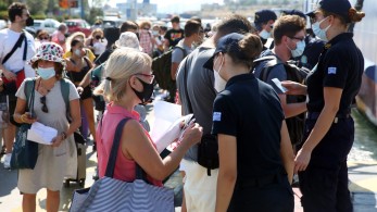 Εγκαταλείπουν την πρωτεύουσα οι τελευταίοι κάτοικοι-Ουρές στα λιμάνια και εντατικοί έλεγχοι