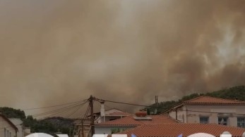 Νύχτα κόλασης στην Εύβοια – Καίγονται σπίτια