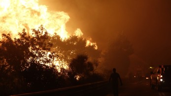 Τιτάνια μάχη στην Εθνική Οδό από τους πυροσβέστες