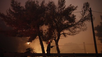 Διασωληνώθηκαν δύο εθελοντές πυροσβέστες που νοσηλεύονται στο ΚΑΤ