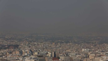 Αποπνικτική η ατμόσφαιρα: Σύσταση για κυκλοφορία μόνο με μάσκα αυξημένης προστασίας