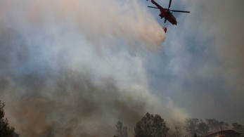 Οριοθετήθηκε στο μεγαλύτερο μέρος η πυρκαγιά στα Βίλια-Μάχη στο νότιο τμήμα
