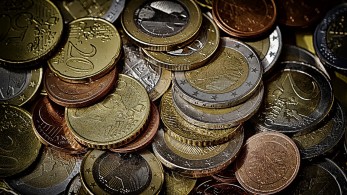Κορωνοϊός: Πολύ χαμηλός ο κίνδυνος μόλυνσης μέσω χαρτονομισμάτων και κερμάτων
