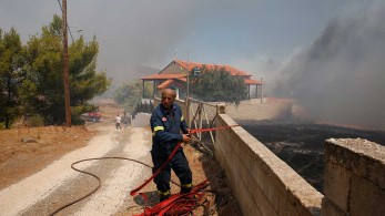 Φωτιές σε Κερατέα και Βίλια: “Ενδείξεις εμπρησμού” καταγγέλουν οι δήμαρχοι Λαυρεωτικής και Μάνδρας