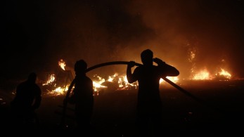 Βαρυμπόμπη: Ολονύχτιο θρίλερ με τις φλόγες – Ξεκίνησαν οι ρίψεις από τα εναέρια μέσα