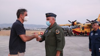 Ο πρωθυπουργός στη βάση των Canadair: Το «ευχαριστώ» σε πιλότους και μηχανικούς