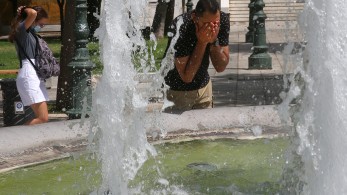 Καύσωνας: αποπνικτική ατμόσφαιρα σήμερα σε όλη τη χώρα