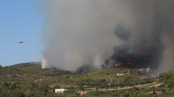 Μάχη με όλα τα μέσα στη μεγάλη πυρκαγιά στα Βίλια – Καλύτερη η εικόνα στην πυρκαγιά της Κερατέας