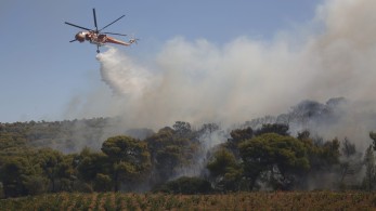 Διπλό πύρινο μέτωπο σε Κερατέα και Βίλια: Ενισχύονται οι πυροσβεστικές δυνάμεις-Εκκενώνονται οικισμοί