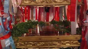 Κέρκυρα: «Στολίστηκαν» με κορδέλες οι επιτάφιοι της Παναγίας