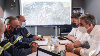 Στο κέντρο επιχειρήσεων της Πυροσβεστικής στο Χαλάνδρι ο πρωθυπουργός