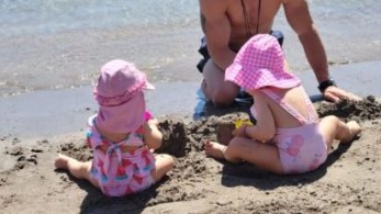 Πετρούνιας: Βουτιές και παιχνίδια με τις κόρες του στην Κρήτη