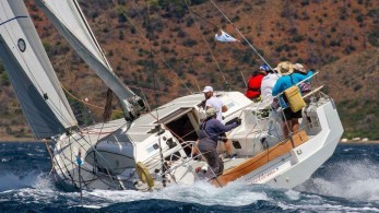 Μια ομάδα παιδικών φίλων «σκίζει» επί δεκαετίες τα κύματα σε ιστιοπλοϊκούς αγώνες