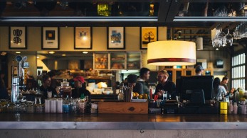 «Πόρτα» για τους ανεμβολίαστους στους κλειστούς χώρους: Τι θα ισχύσει από Σεπτέμβριο