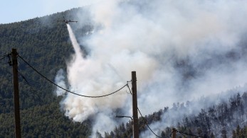 Βίλια- Συνεχείς οι ρίψεις νερού από τις εναέριες δυνάμεις για οριοθέτηση της πυρκαγιάς