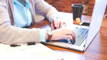 Σε μη εκτελεστικές θέσεις “περιορίζεται” η συμμετοχή γυναικών στα ΔΣ των εισηγμένων