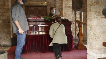 Μίκης Θεοδωράκης: Κορυφώνονται οι προετοιμασίες για την ταφή-Πλήθος κόσμου στη Μητρόπολη