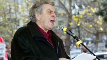 Μίκης: Μια μέρα νωρίτερα σε λαϊκό προσκύνημα η σορός του-Στον αέρα ακόμη η ταφή