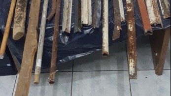 Έκτακτη έρευνα στον Κορυδαλλό: Κατασχέθηκαν ρόπαλα, λοστοί και αλκοόλ