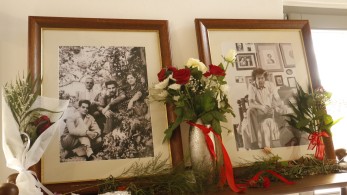 Μίκης Θεοδωράκης: Κόσμος υπογράφει στο βιβλίο συλλυπητηρίων στο σπίτι του στα Χανιά