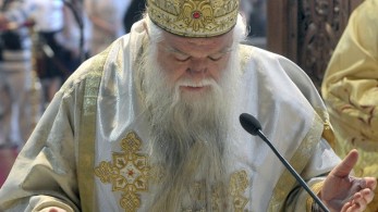 Απίστευτες καταστάσεις στην Αχαϊα: Ο πρώην Μητροπολίτης Αμβρόσιος έβγαλε ψεκαστήρι με… “φάρμακο” για τον κορωνοϊό