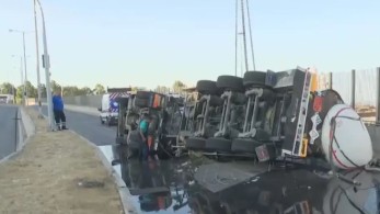 Ανατροπή βυτιοφόρου στη λεωφόρο Δραπετσώνας: Τραυματίστηκε ο οδηγός-Κλειστός ο δρόμος