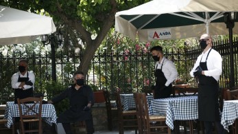 Τέλος χρόνου: «Κλειστές πόρτες» για ανεμβολίαστους – Αύριο οι αποφάσεις της κυβέρνησης