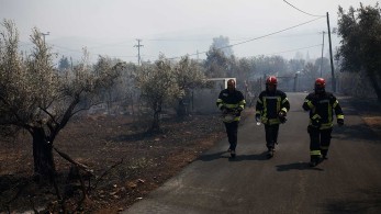 Ισχυρές πυροσβεστικές δυνάμεις παραμένουν και επιχειρούν στα Βίλια-Σε ύφεση η φωτιά