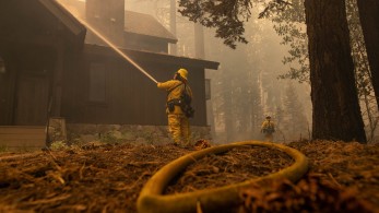 ΗΠΑ: Ο Μπάιντεν κήρυξε κατάσταση έκτακτης ανάγκης στην Καλιφόρνια λόγω της πυρκαγιάς Κάλντορ