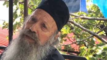 Ψεκασμένος ηγούμενος: Απαγορεύονται(!!!) οι μάσκες εντός της Μονής (video)