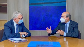 Συνάντηση Χατζηδάκη-Σμιτ: Στο επίκεντρο αγορά εργασίας, κοινωνικές ασφαλίσεις και κοινωνική προστασία