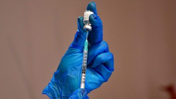 Ηλ. Μόσιαλος: Το εμβόλιο Pfizer μας προστατεύει ισχυρά ακόμη και για την παραλλαγή Δέλτα