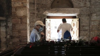 Μίκης Θεοδωράκης: Κοσμοσυρροή στο λαϊκό προσκύνημα στη Μητρόπολη-Σήμερα η τελετή αποχαιρετισμού