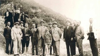 Ο 7χρονος Μίκης Θεοδωράκης στα βουνά του Ζαγορίου