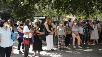 Κόσμος συγκεντρώνεται έξω από τη Μητρόπολη για να αποχαιρετήσει τον Μίκη Θεοδωράκη