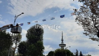 Θεσσαλονίκη: Με σημαίες της Ελληνικής Επανάστασης του 1821 “ντύθηκε” η πόλη
