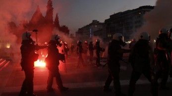 Ψεκασμένοι και σταγονίδια, χέρι χέρι κατά του εμβολιασμού- Επεισόδια και μολότοφ στο Σύνταγμα (pics)
